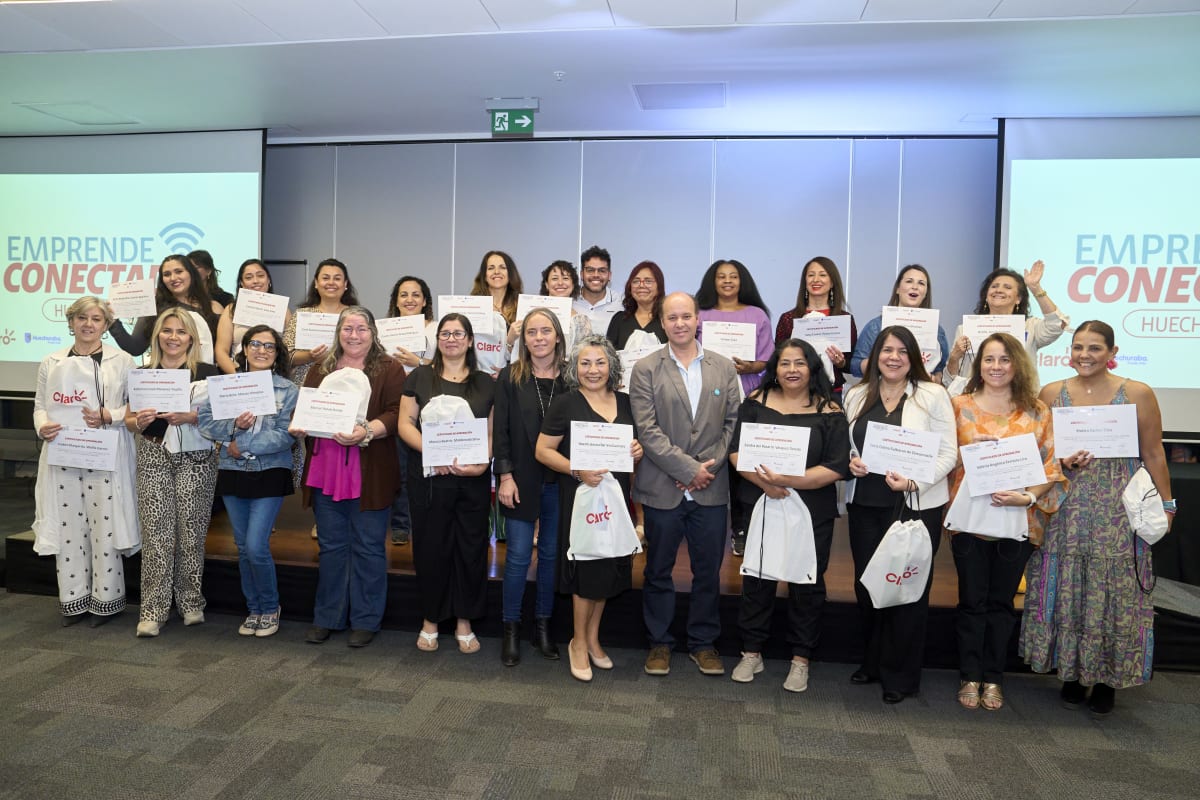 Rompiendo brechas: 89 mujeres líderes se gradúan del programa Emprende Conectad@ en Huechuraba