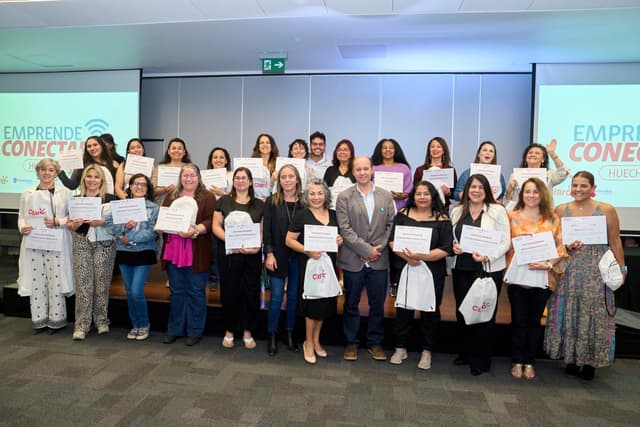 Rompiendo brechas: 89 mujeres líderes se gradúan del programa Emprende Conectad@ en Huechuraba
